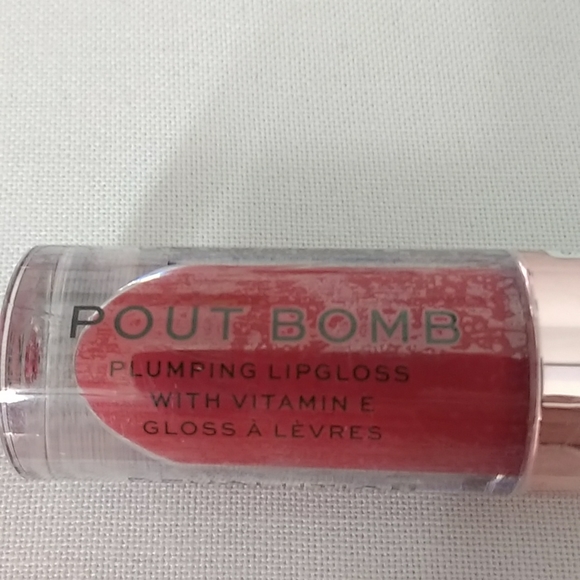 Revolution Pout Bomb plumping lipgloss - Picture 4 of 7